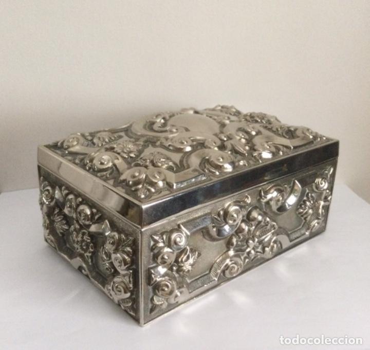 Antig&uuml;edades: ANTIGUA CAJA JOYERO REPUJADA - Foto 4