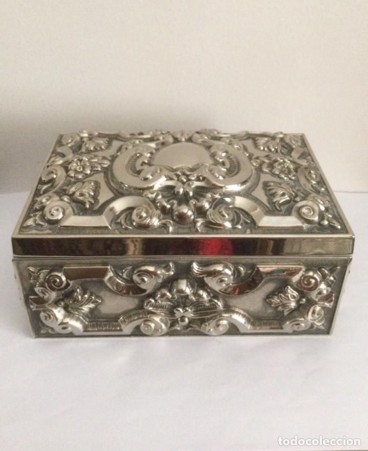 Antig&uuml;edades: ANTIGUA CAJA JOYERO REPUJADA - Foto 7