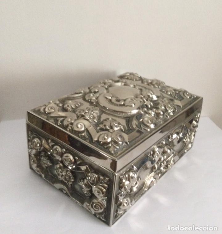Antig&uuml;edades: ANTIGUA CAJA JOYERO REPUJADA - Foto 9