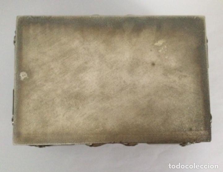 Antig&uuml;edades: ANTIGUA CAJA JOYERO REPUJADA - Foto 15