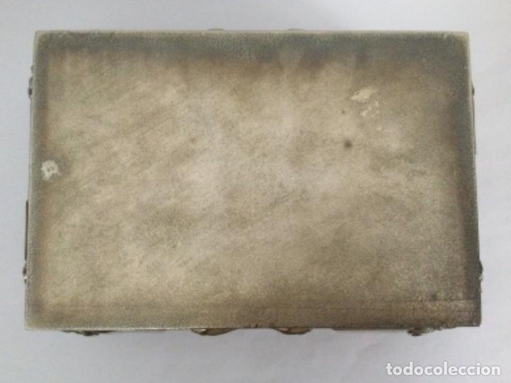 Antig&uuml;edades: ANTIGUA CAJA JOYERO REPUJADA - Foto 16