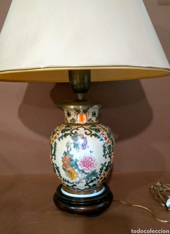 Antigüedades: Lampara de porcelana China sobre peana de madera decoración floral - Foto 1 - 276266868