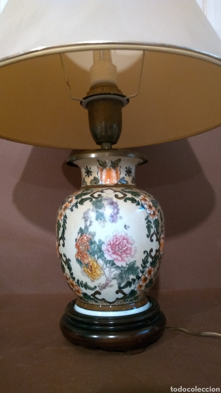 Antigüedades: Lampara de porcelana China sobre peana de madera decoración floral - Foto 3 - 276266868