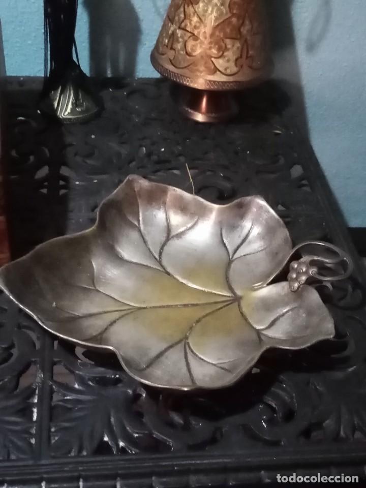 Antig&uuml;edades: Bandeja antigua forma de hoja . - Foto 1