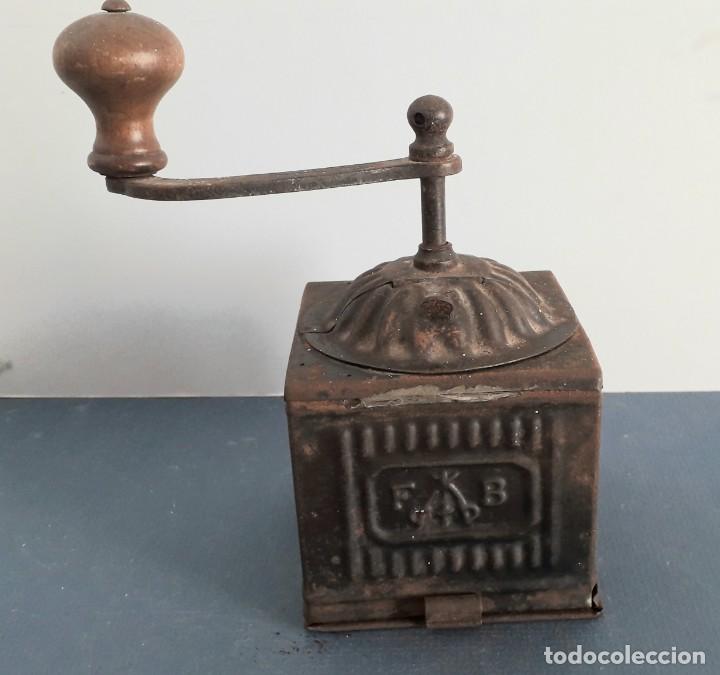 Oggetti Antichi: molinillo de cafe de hojalata FB, deposito 8x8x10cm aprox, altura total 16cm aprox