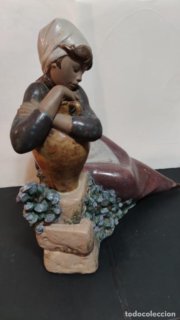Antig&uuml;edades: Cantarera cansada. Lladro - Foto 1