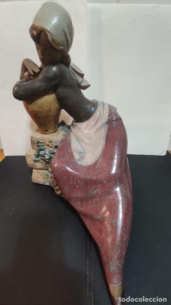 Antig&uuml;edades: Cantarera cansada. Lladro - Foto 2