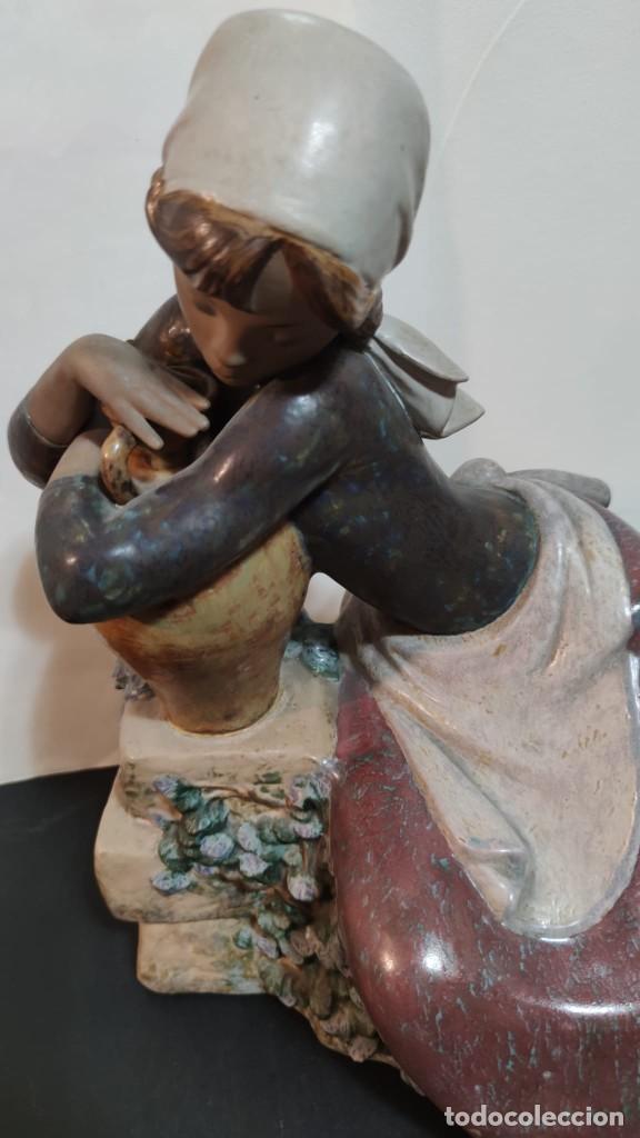 Antig&uuml;edades: Cantarera cansada. Lladro - Foto 3