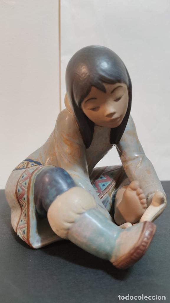 Antig&uuml;edades: Esquimalita cuid&aacute;ndose el pie. Lladr&oacute; - Foto 1