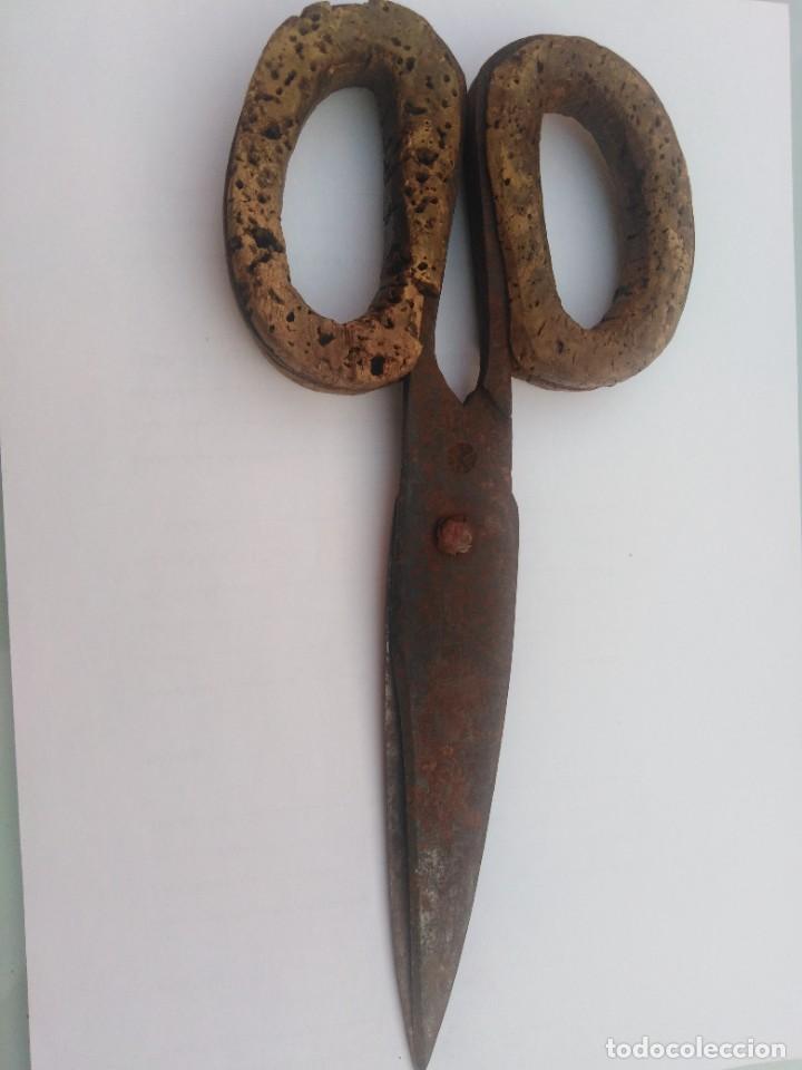 Antig&uuml;edades: Tijeras antiguas con marca - Foto 1