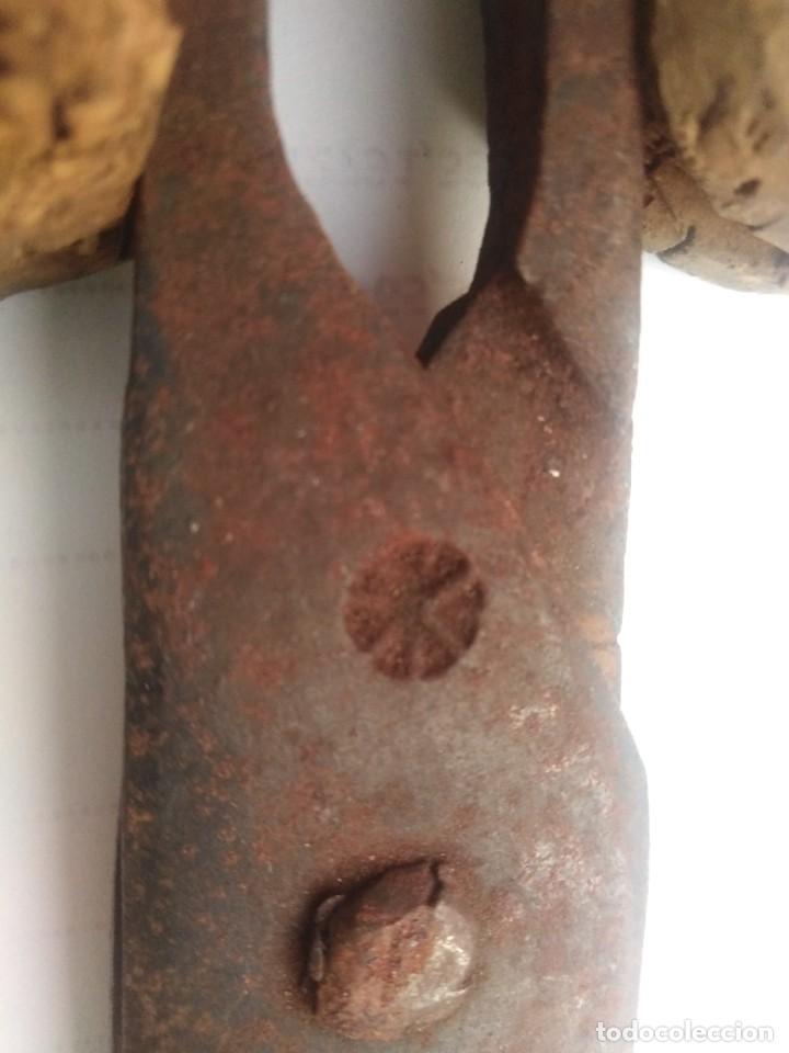 Antig&uuml;edades: Tijeras antiguas con marca - Foto 2