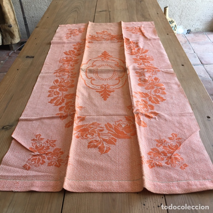 Antig&uuml;edades: Toalla antigua de damasco - Decorada con rosas - Color salm&oacute;n - Tejido adamascado naranja coral