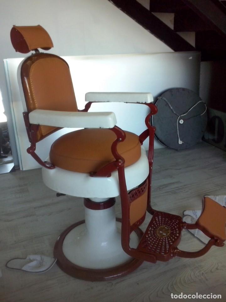 Antig&uuml;edades: Silla de barbero cl&aacute;sica - Foto 3