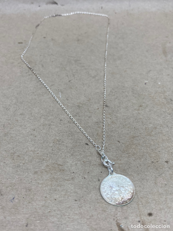 Antig&uuml;edades: Medalla y cadena de plata religiosa - Foto 2