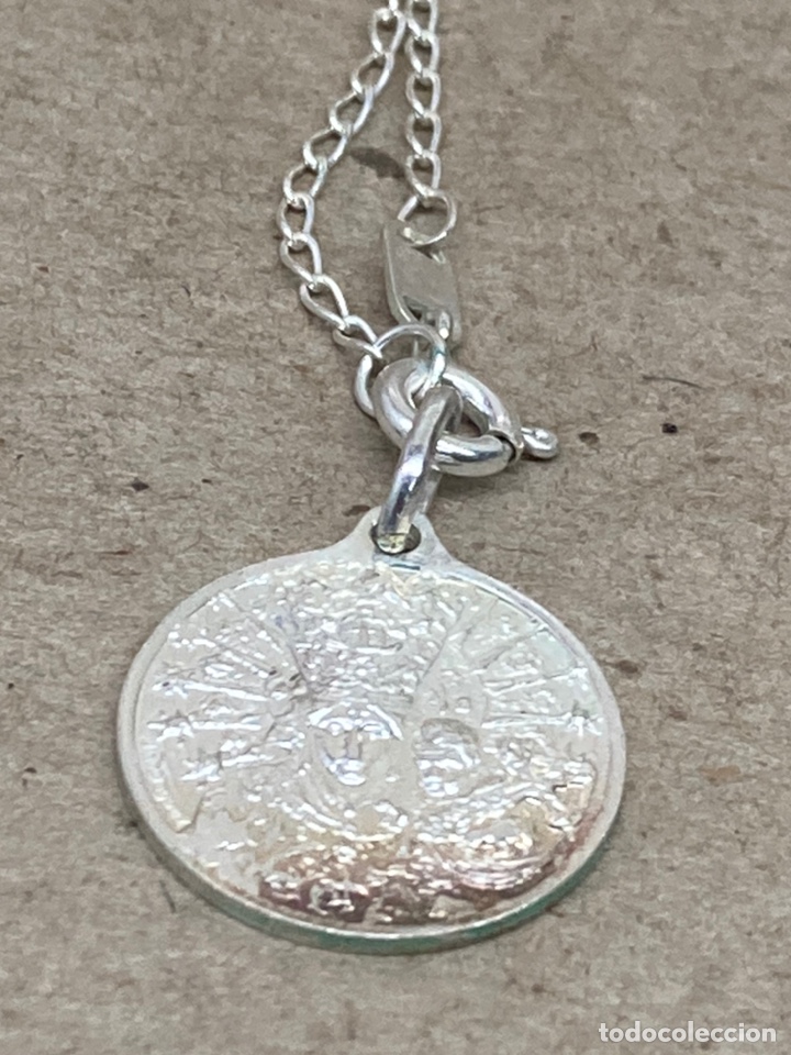 Antig&uuml;edades: Medalla y cadena de plata religiosa - Foto 1