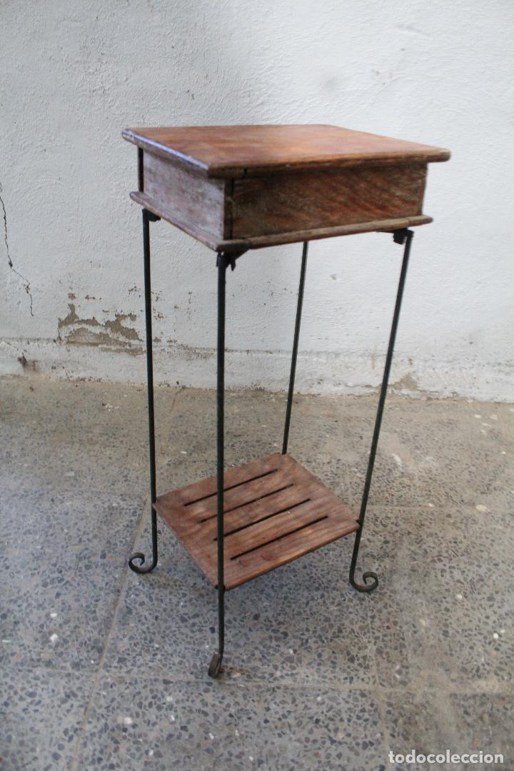 Antig&uuml;edades: mesa auxiliar de hierro y madera tropical - Foto 2