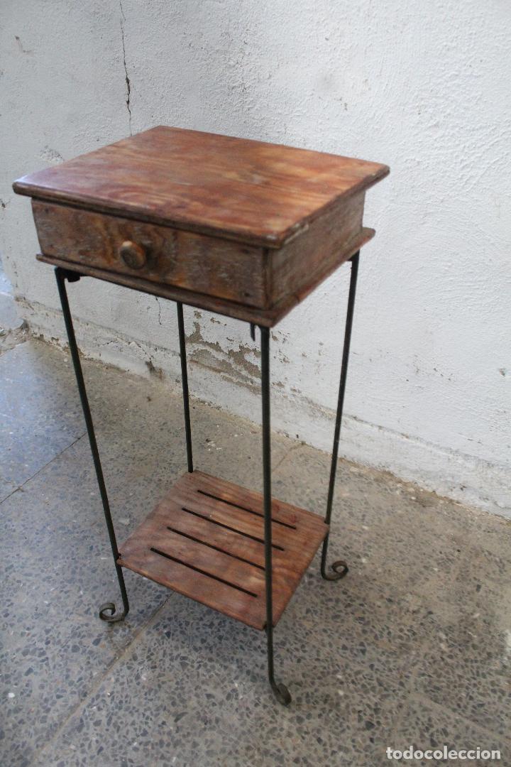 Antig&uuml;edades: mesa auxiliar de hierro y madera tropical - Foto 3