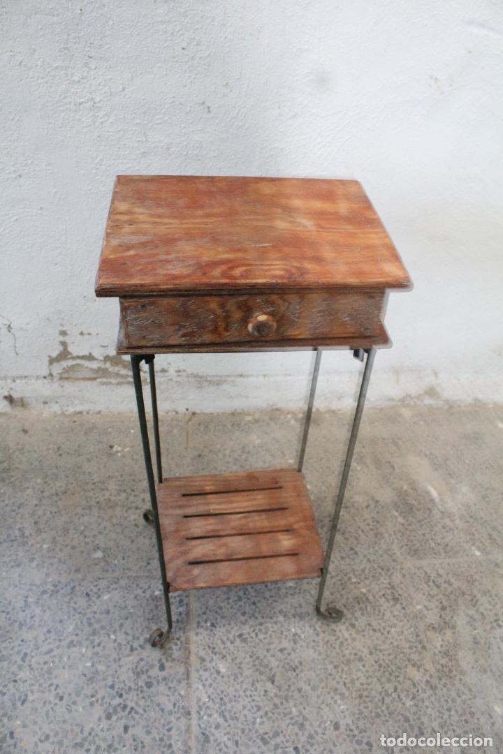 Antig&uuml;edades: mesa auxiliar de hierro y madera tropical - Foto 4