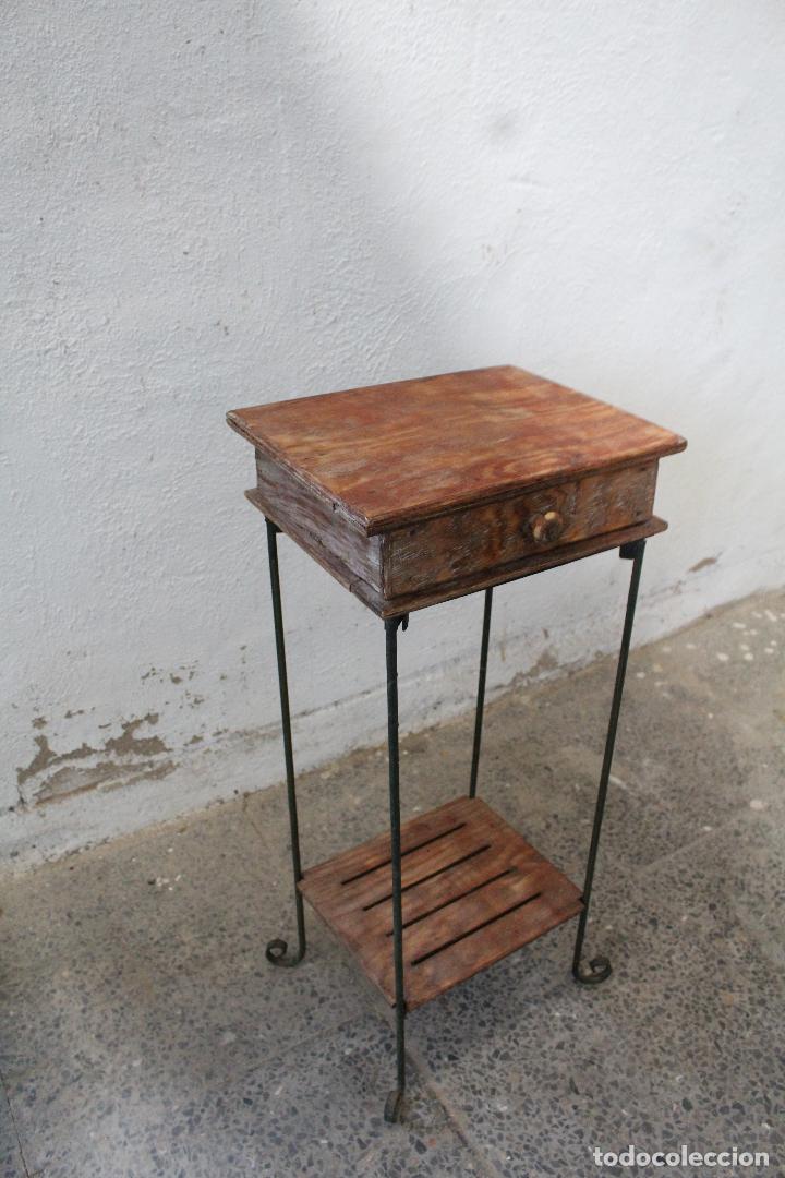 Antig&uuml;edades: mesa auxiliar de hierro y madera tropical - Foto 5