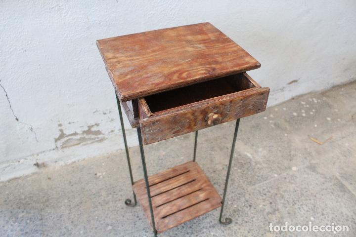 Antig&uuml;edades: mesa auxiliar de hierro y madera tropical - Foto 6