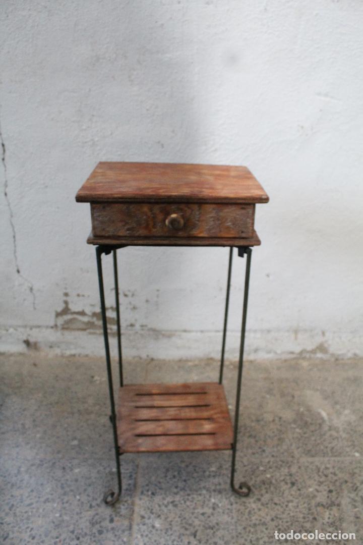 Antig&uuml;edades: mesa auxiliar de hierro y madera tropical - Foto 1