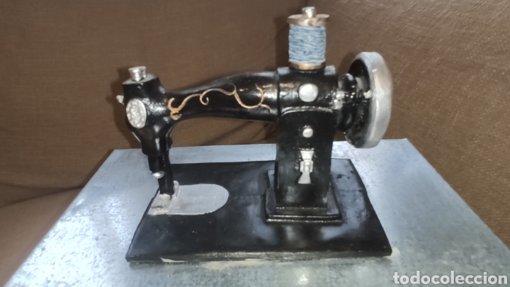 Antig&uuml;edades: Costurero en forma de m&aacute;quina de coser - Foto 2