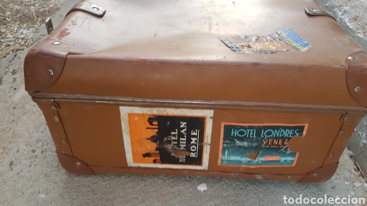 Antiques: Antigua maleta de cuero simil con pegatinas de viajes a&ntilde;os 40