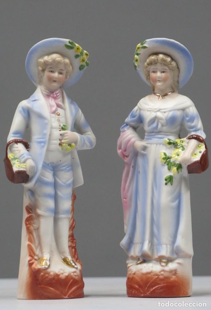 Antig&uuml;edades: PAREJA DE FIGURAS CON CESTAS. BISCUIT. HACIA 1890