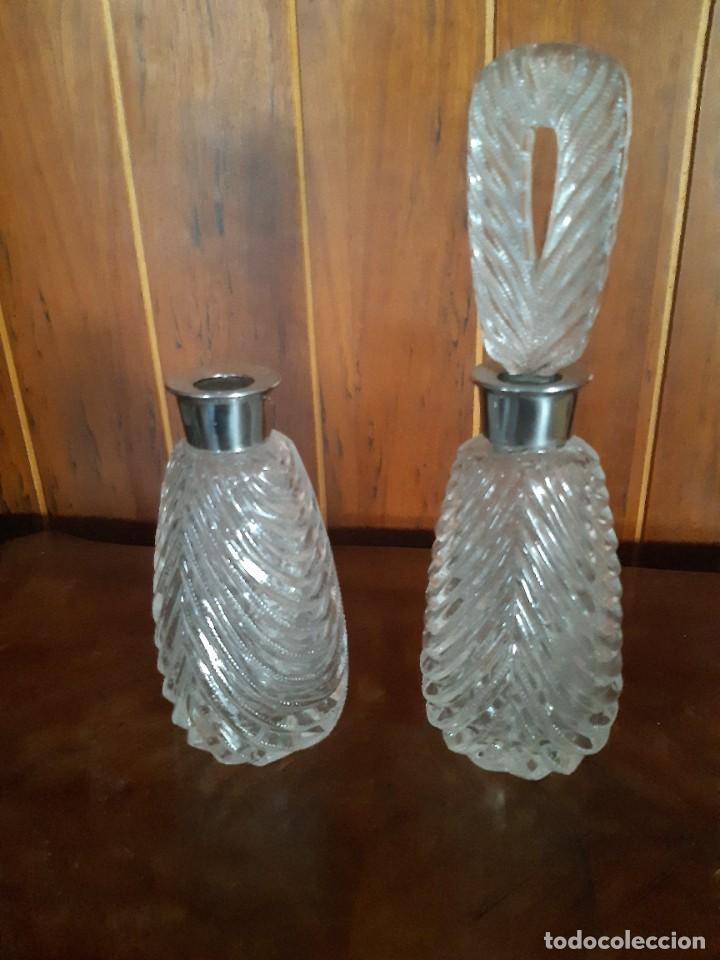 Oggetti Antichi: DOS ANTIGUOS TARROS DE TOCADOR DE CRISTAL TALLADO CON CUELLO DE ACERO O METAL.