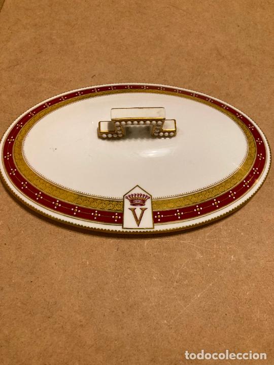 Antig&uuml;edades: Tapa de sopera con inicial V Coronada - Foto 1