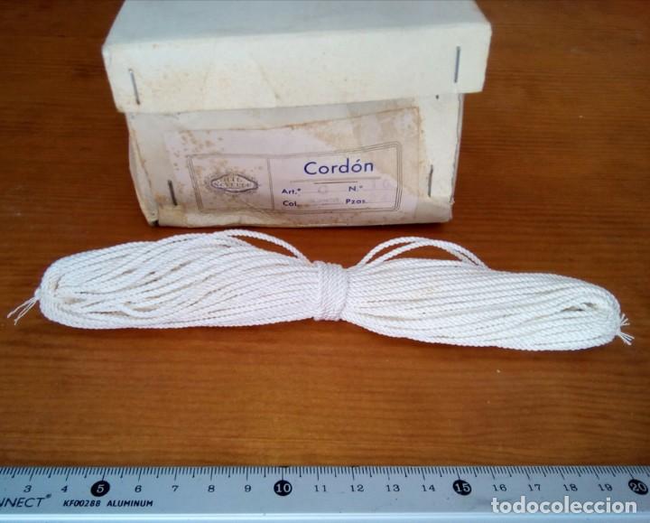 Antig&uuml;edades: Antiguo cord&oacute;n blanco, torzal, vivo, ribete, pieza completa, nueva, de caja de mercer&iacute;a. A estrenar.