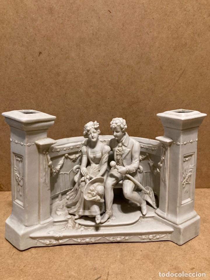 Antig&uuml;edades: Pareja galante de biscuit blanco - Foto 2