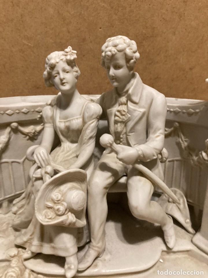 Antig&uuml;edades: Pareja galante de biscuit blanco - Foto 3