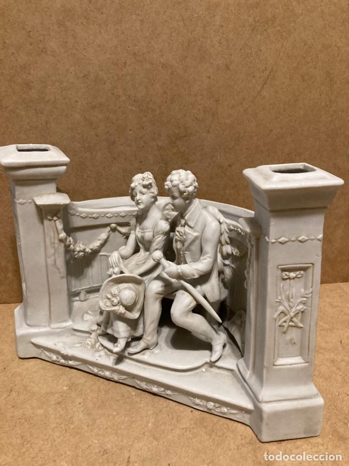 Antig&uuml;edades: Pareja galante de biscuit blanco - Foto 4