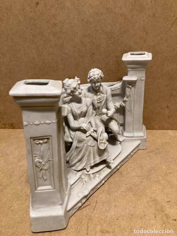 Antig&uuml;edades: Pareja galante de biscuit blanco - Foto 5