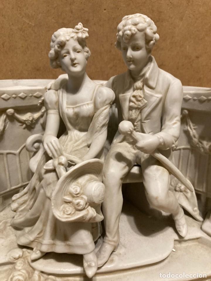 Antig&uuml;edades: Pareja galante de biscuit blanco - Foto 6