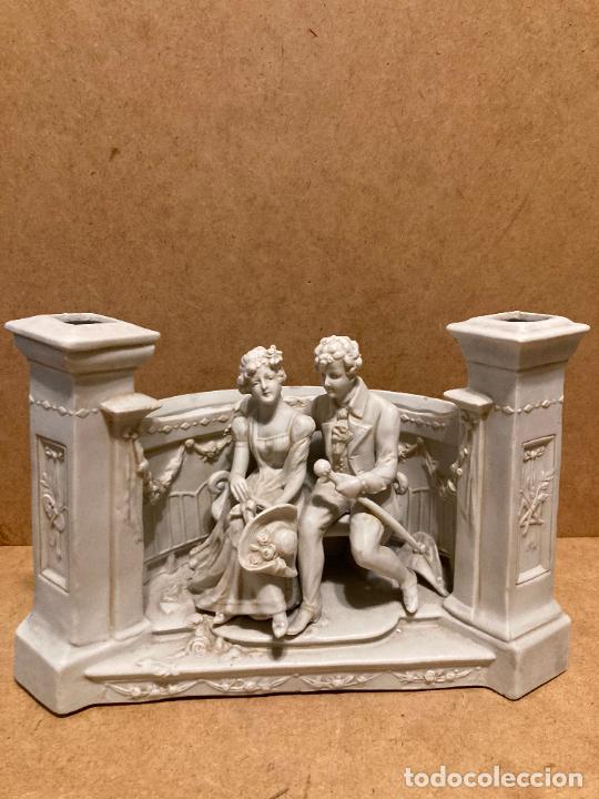 Antig&uuml;edades: Pareja galante de biscuit blanco - Foto 1