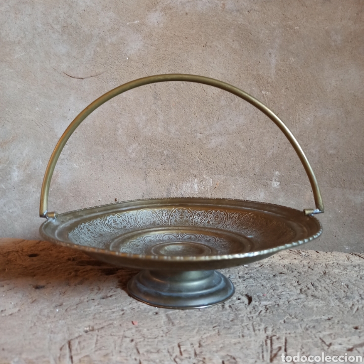 Antigüedades: Antiguo centro de mesa frutero con asa de latón repujado o labrado - Foto 2 - 277741933