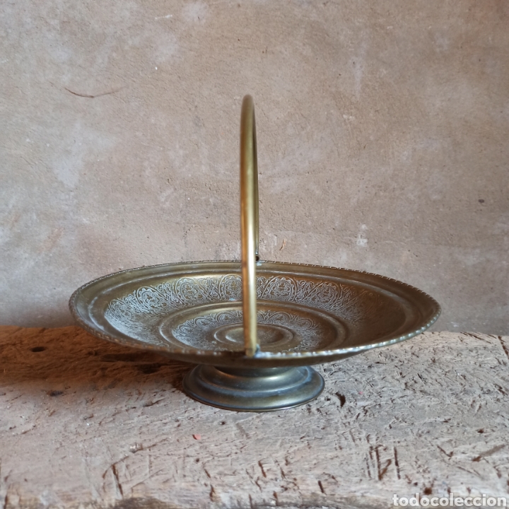Antigüedades: Antiguo centro de mesa frutero con asa de latón repujado o labrado - Foto 6 - 277741933