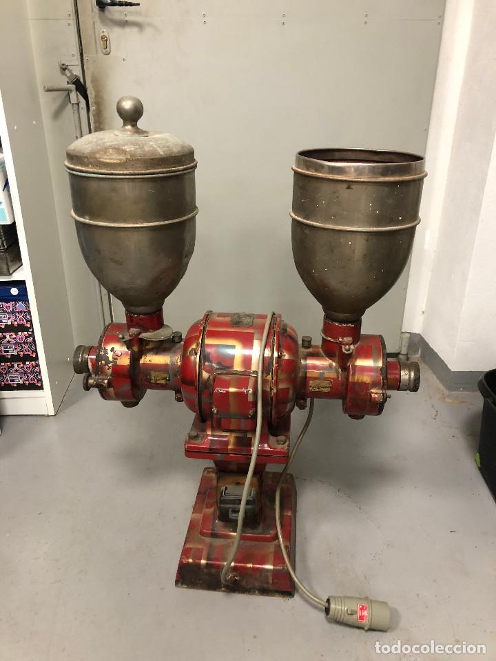 Oggetti Antichi: Antiguo doble molinillo de cafe, Mobba Badalona, 95 cm de alto, 70 cm de largo y 35 cm ancho.