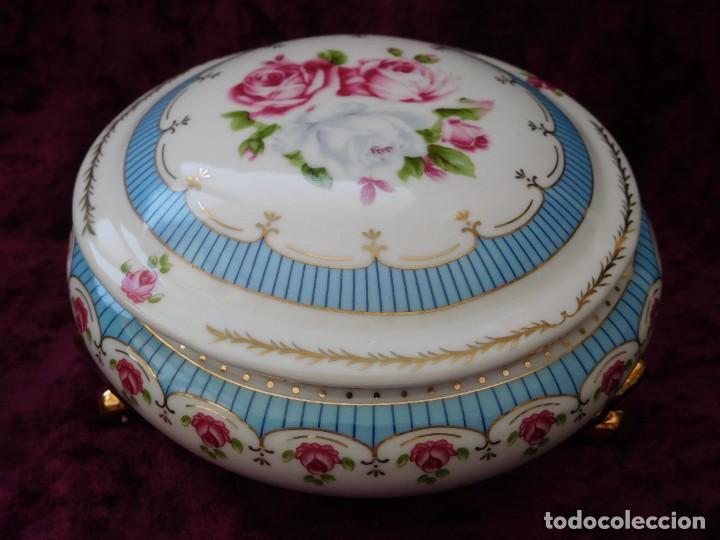 Antig&uuml;edades: JOYERO BLANCO CELESTE Y ORO DIAMETRO14X8,5 INTERIOR 10CM - Foto 1