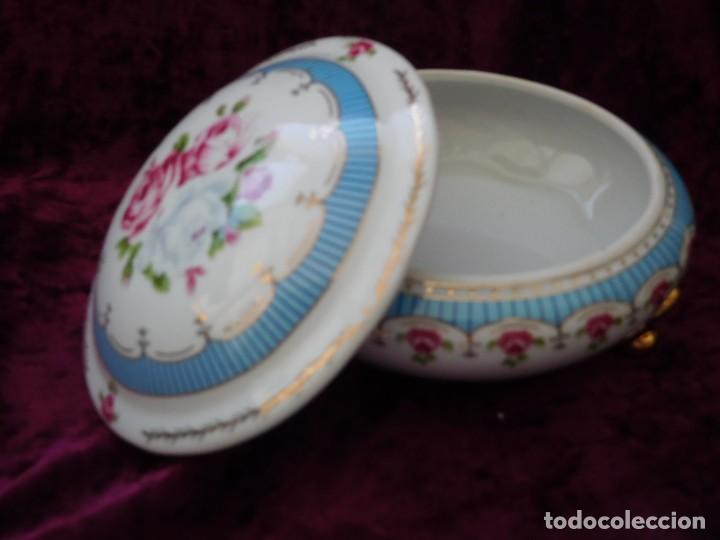 Antig&uuml;edades: JOYERO BLANCO CELESTE Y ORO DIAMETRO14X8,5 INTERIOR 10CM - Foto 2