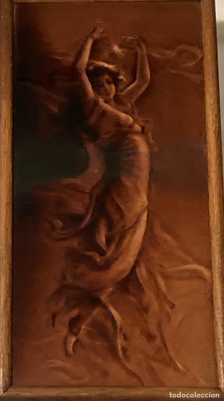 Antig&uuml;edades: Placa con mujer o diosa danzando - Foto 1