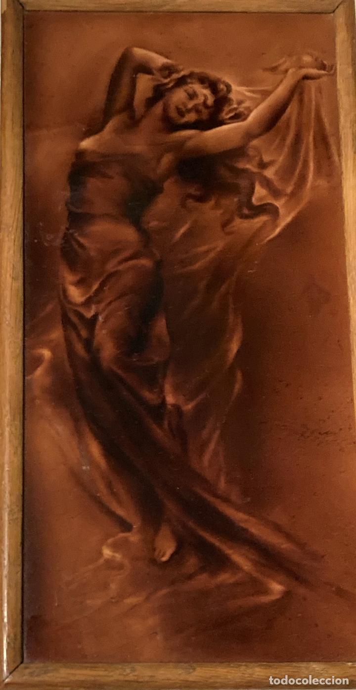 Antig&uuml;edades: Placa con mujer o diosa danzando - Foto 1