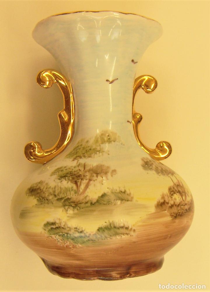 Antig&uuml;edades: JARRON DE PORCELANA Y DORADO, mide 18X14 cm