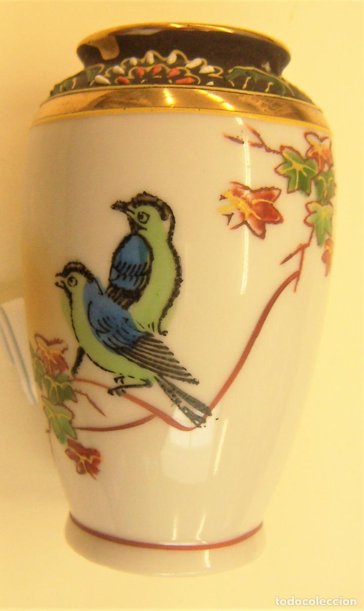 Antig&uuml;edades: JARRON DE PORCELANA CON PAJAROS Y DORADO