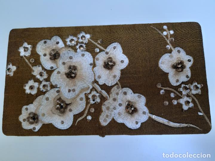 Antig&uuml;edades: JOYERO CON FLORES EN RELIEVE - Foto 5