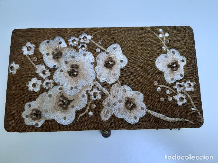 Antig&uuml;edades: JOYERO CON FLORES EN RELIEVE - Foto 1