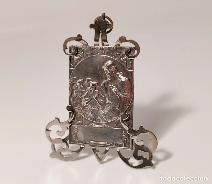 Antigüedades: PLACA ART NOUVEAU DE JESÚS CON LOS NIÑOS (SINITE PARVULOS VENIRE AD ME). PLATA. ESPAÑA, PRINC. S. XX