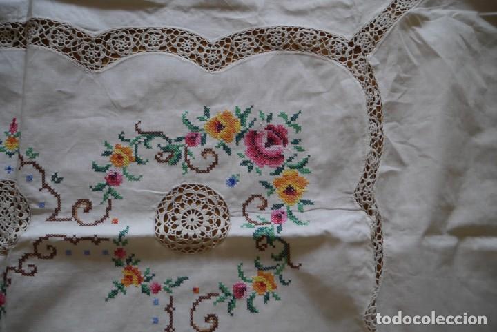 Antigüedades: Mantel para mesa grande, hilo o lino con ganchillo y punto de cruz, 12 servilletas - Foto 7 - 278339278
